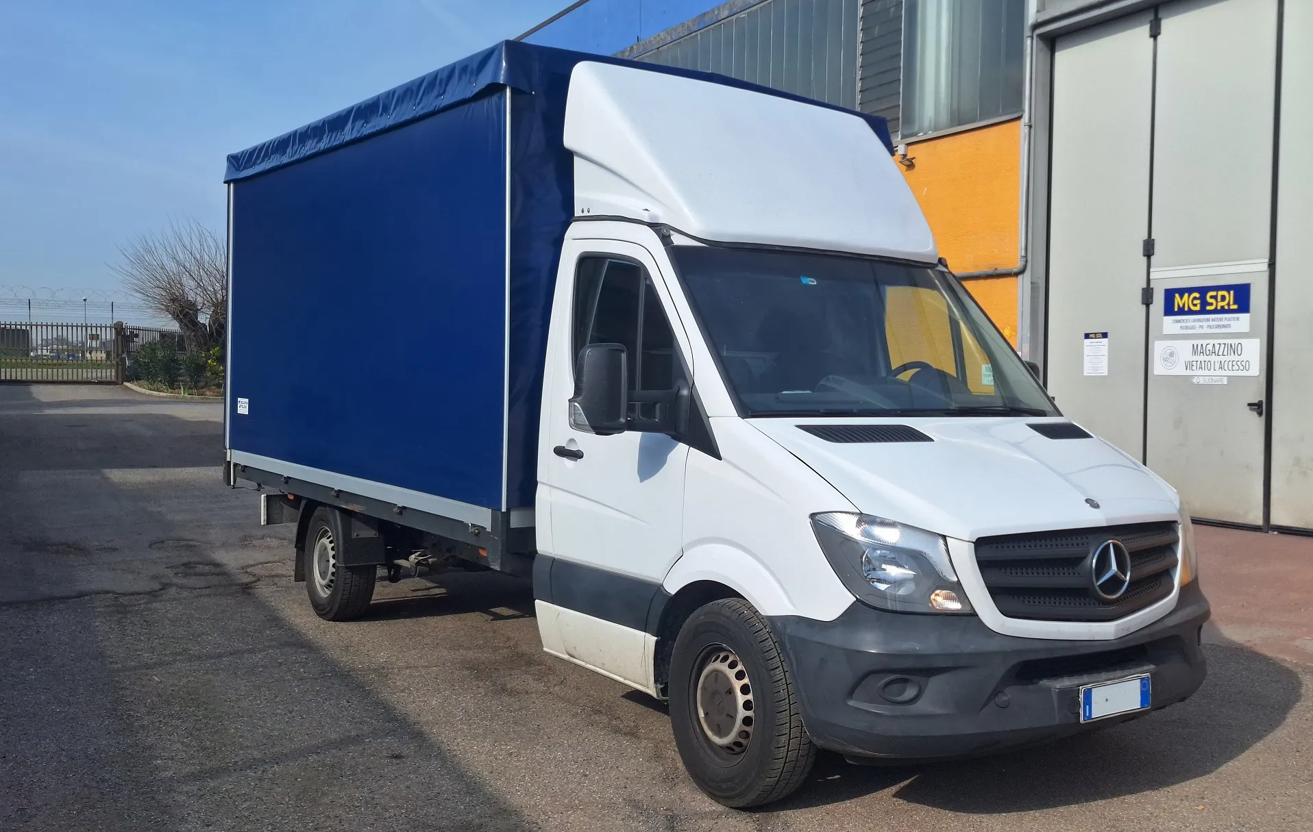 Consegna merce con nostro mezzo direttamente a domicilio anche grandi formati in 24/48 ore.