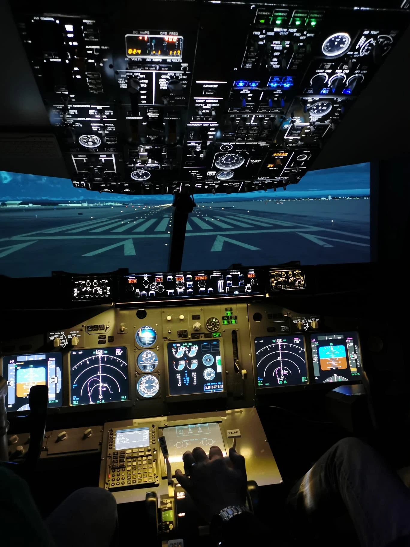 Produciamo pannelli e strutture personalizzate per realizzare simulatori di volo, guida, treni auto, e guida in genere